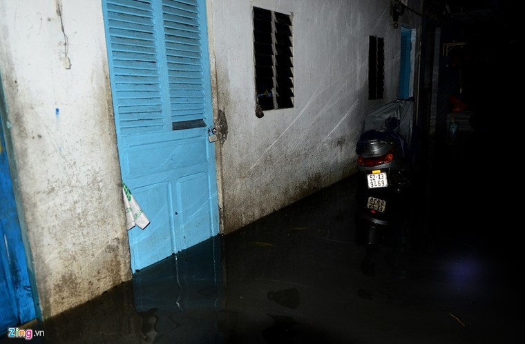 Vỡ bờ bao khi triều lên, khu dân cư ở TP.HCM ngập nặng ảnh 5