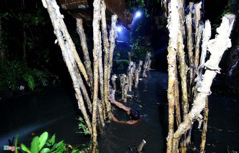 Vỡ bờ bao khi triều lên, khu dân cư ở TP.HCM ngập nặng ảnh 6