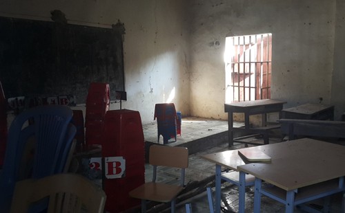 Hơn 400 học sinh, giáo viên sống chung với kho thuốc trừ sâu cũ ảnh 1