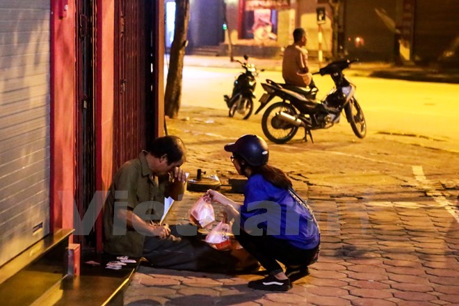 'Chú Cuội, chị Hằng' trắng đêm phát quà Trung Thu cho người vô gia cư ảnh 14