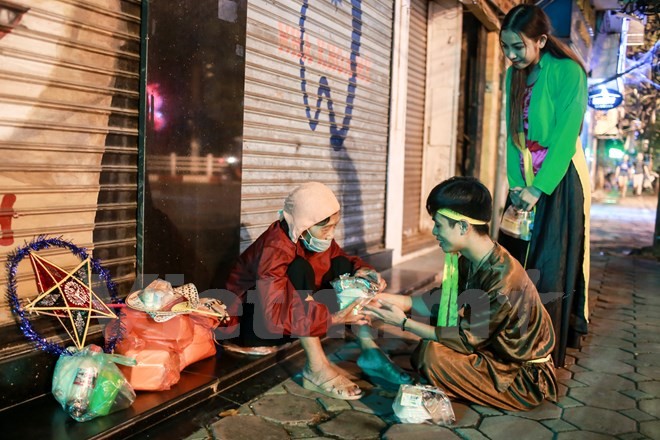 'Chú Cuội, chị Hằng' trắng đêm phát quà Trung Thu cho người vô gia cư ảnh 8