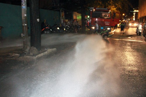  Hơn 1.000 xe máy chìm nghỉm trong nước ở Sài Gòn ảnh 3