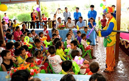 Tặng quà học sinh, ngư dân bị ảnh hưởng sự cố môi trường ảnh 1