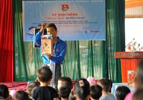 Tặng quà học sinh, ngư dân bị ảnh hưởng sự cố môi trường ảnh 4