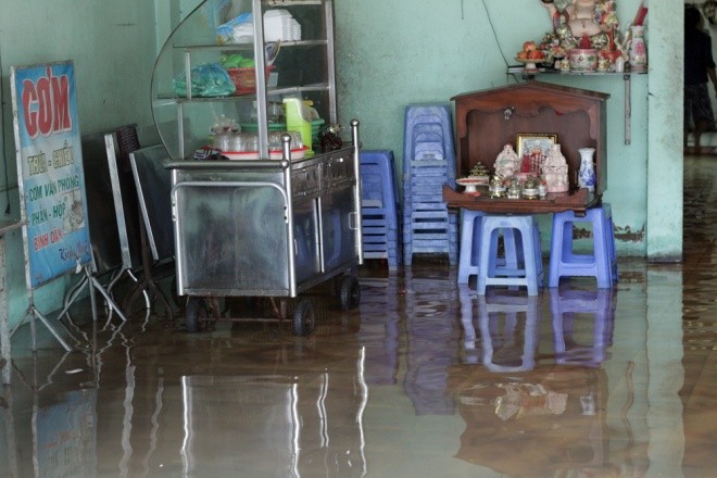 Phố Sài Gòn lại chìm trong nước sau ngày mưa tầm tã ảnh 9
