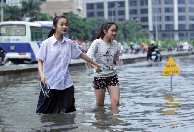 Phố Sài Gòn lại chìm trong nước sau ngày mưa tầm tã ảnh 4