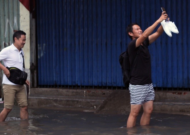 Phố Sài Gòn lại chìm trong nước sau ngày mưa tầm tã ảnh 7