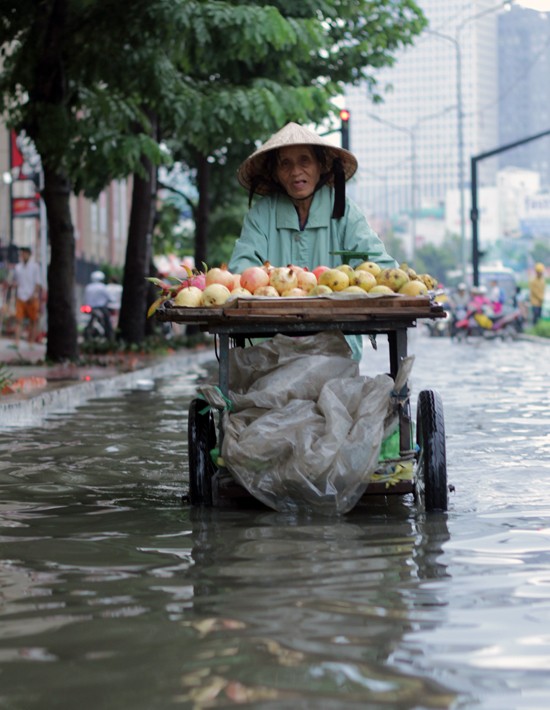 Phố Sài Gòn lại chìm trong nước sau ngày mưa tầm tã ảnh 8