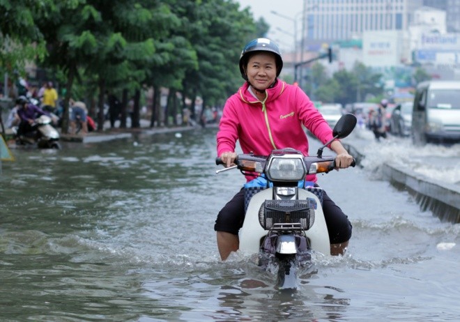 Phố Sài Gòn lại chìm trong nước sau ngày mưa tầm tã ảnh 3