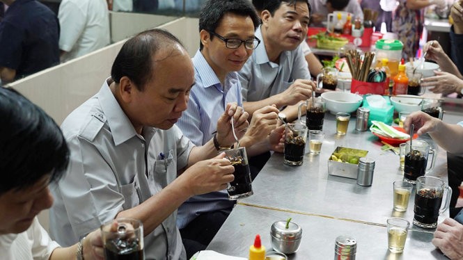 Thủ tướng Nguyễn Xuân Phúc kiểm tra đột xuất suất ăn công nhân ảnh 4