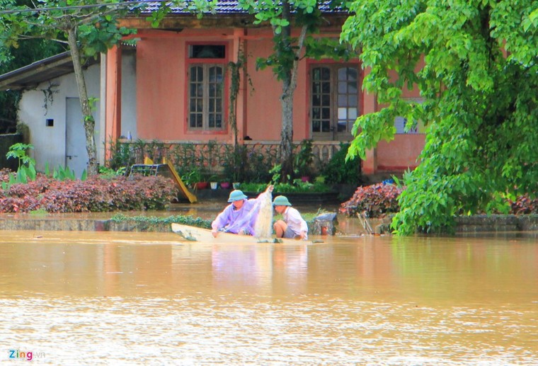 Cuoc song dao lon noi 'ron lu' Ha Tinh hinh anh 8