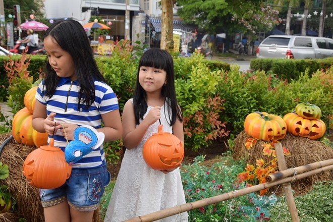 Vườn bí ngô hút khách dịp Halloween ở Sài Gòn ảnh 4