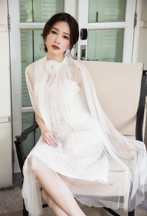 Hoa hậu Thu Thảo hóa cô dâu với váy cưới xuyên thấu ảnh 1