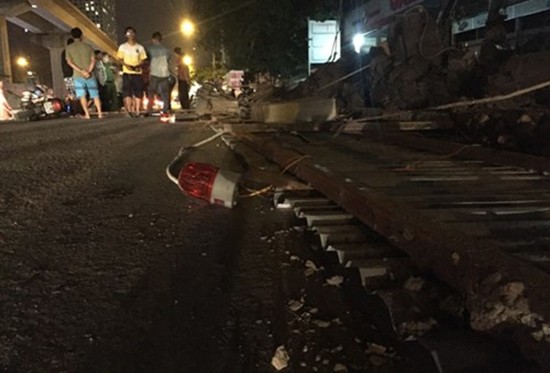 20m rào tôn đổ sập trên đường Nguyễn Trãi ảnh 1
