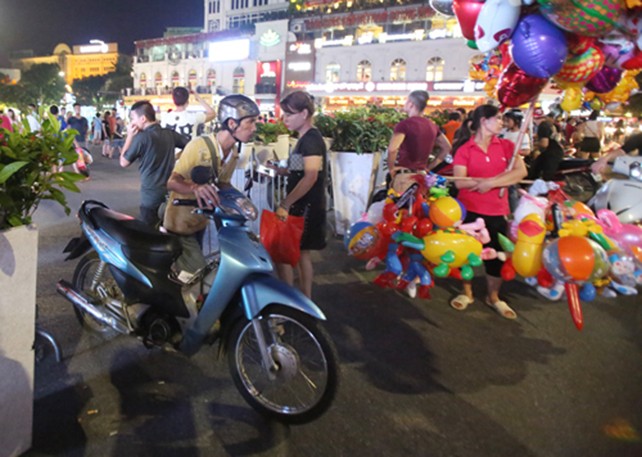 Dân phố cổ kêu khổ vì không gian đi bộ hồ Gươm ảnh 2