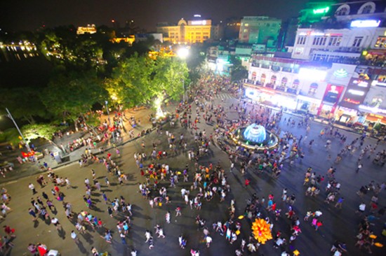 Dân phố cổ kêu khổ vì không gian đi bộ hồ Gươm ảnh 1