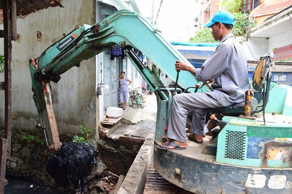 Tân Sơn Nhất ngập nặng do mương thoát nước bị 'bức tử' ảnh 8