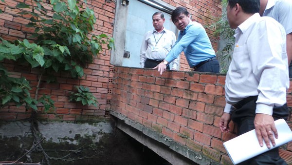 Tân Sơn Nhất ngập nặng do mương thoát nước bị 'bức tử' ảnh 1