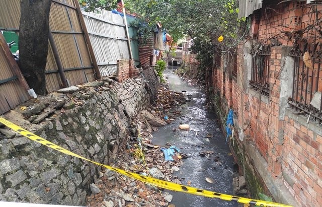 Tân Sơn Nhất ngập nặng do mương thoát nước bị 'bức tử' ảnh 2