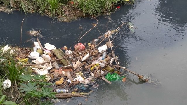 Tân Sơn Nhất ngập nặng do mương thoát nước bị 'bức tử' ảnh 4