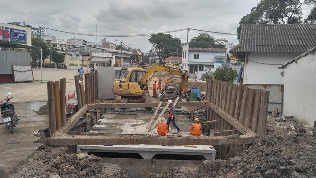 Tân Sơn Nhất ngập nặng do mương thoát nước bị 'bức tử' ảnh 6