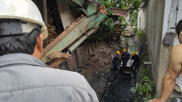 Tân Sơn Nhất ngập nặng do mương thoát nước bị 'bức tử' ảnh 7