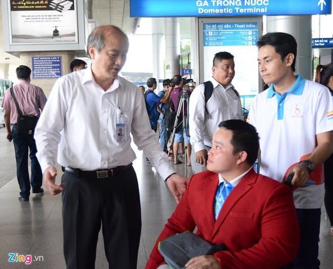 Lê Văn Công ôm chặt con trong ngày trở về ảnh 6