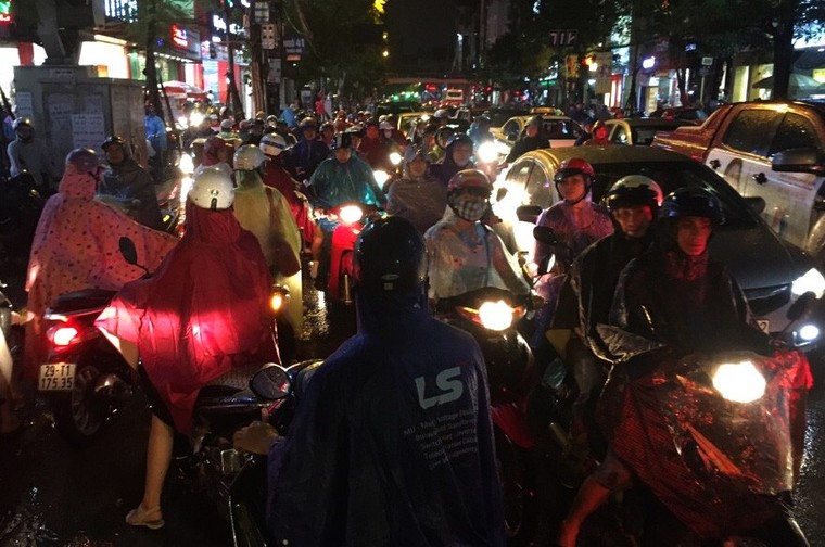 Người Hà Nội lại lội bì bõm sau cơn mưa rào ảnh 9