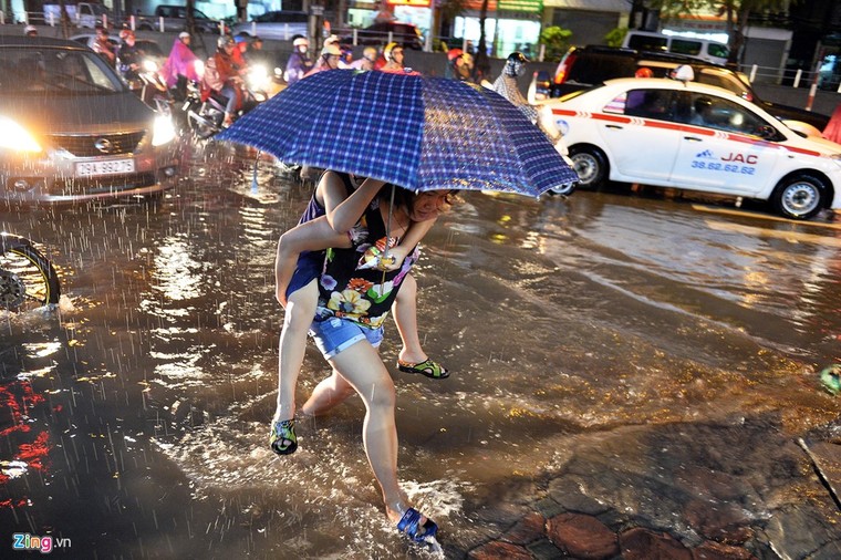 Người Hà Nội lại lội bì bõm sau cơn mưa rào ảnh 3