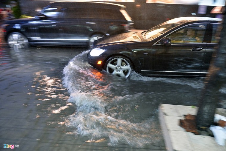 Người Hà Nội lại lội bì bõm sau cơn mưa rào ảnh 7