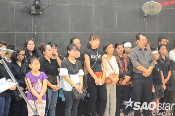 Đám tang đẫm nước mắt của bé trai tử vong do tấm tôn cứa cổ ở Hà Nội ảnh 9