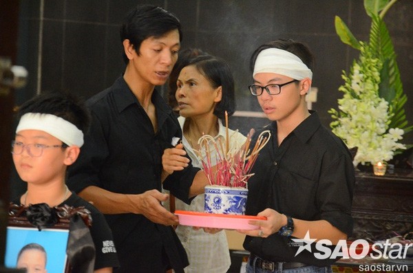 Đám tang đẫm nước mắt của bé trai tử vong do tấm tôn cứa cổ ở Hà Nội ảnh 12