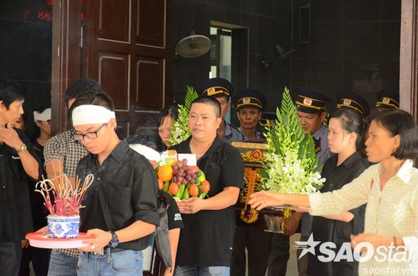 Đám tang đẫm nước mắt của bé trai tử vong do tấm tôn cứa cổ ở Hà Nội ảnh 13