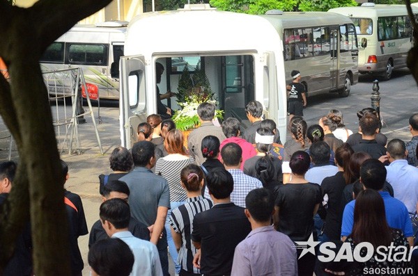 Đám tang đẫm nước mắt của bé trai tử vong do tấm tôn cứa cổ ở Hà Nội ảnh 15