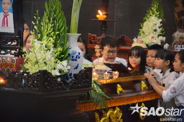 Đám tang đẫm nước mắt của bé trai tử vong do tấm tôn cứa cổ ở Hà Nội ảnh 1