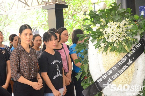 Đám tang đẫm nước mắt của bé trai tử vong do tấm tôn cứa cổ ở Hà Nội ảnh 6