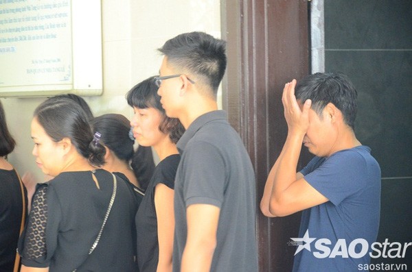 Đám tang đẫm nước mắt của bé trai tử vong do tấm tôn cứa cổ ở Hà Nội ảnh 8