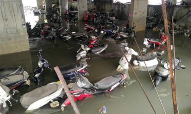 Mùi hôi, nước ngập 'bao vây' bất động sản Sài Gòn ảnh 1