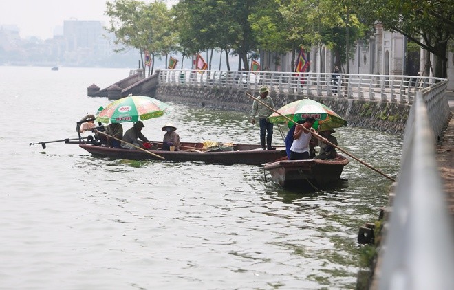 Hồ Tây sau 10 ngày cá chết hàng loạt ảnh 4