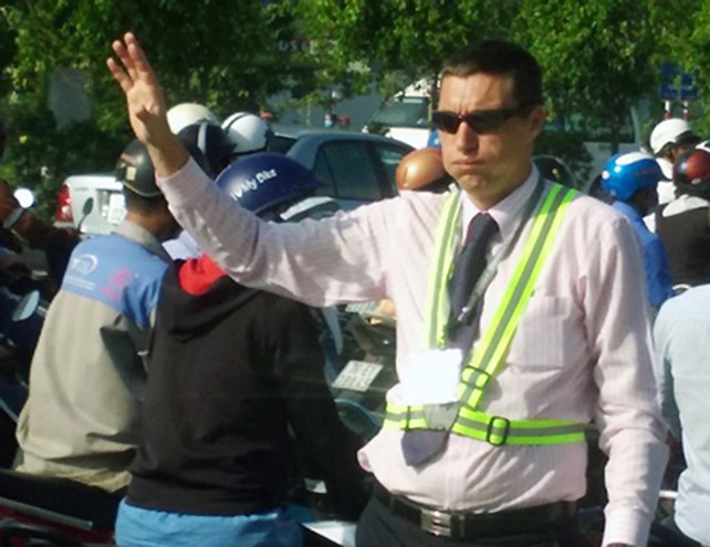 Ông Tây 'giải cứu' kẹt xe ở Sài Gòn ảnh 2