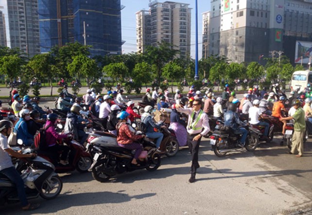 Ông Tây 'giải cứu' kẹt xe ở Sài Gòn ảnh 1