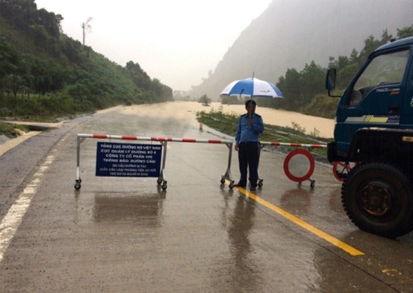 Đường Hồ Chí Minh qua Quảng Bình ngập 3 mét ảnh 1