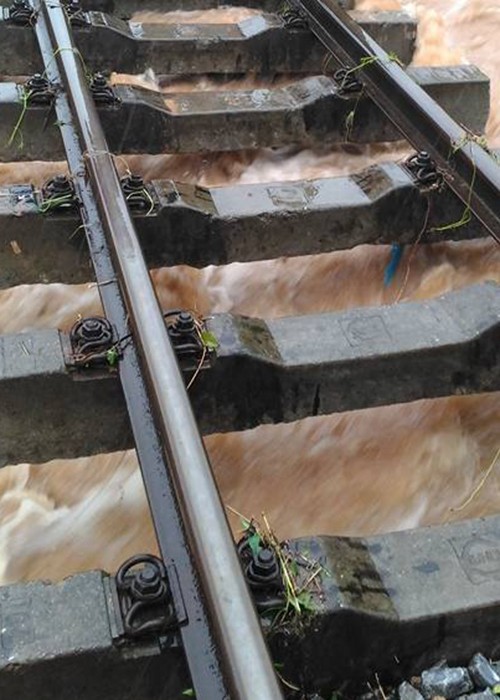 Ray đường sắt treo lơ lửng vì xói nền ảnh 2