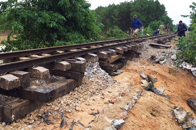 Ray đường sắt treo lơ lửng vì xói nền ảnh 3