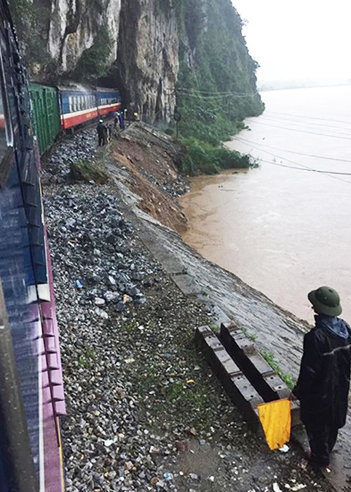 Ray đường sắt treo lơ lửng vì xói nền ảnh 4