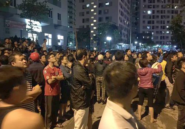 Cháy chung cư ở Linh Đàm, người dân hoảng loạn tháo chạy ảnh 1