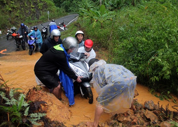 Tuyến Nha Trang - Đà Lạt bị chia cắt do sạt lở đất đá ảnh 1
