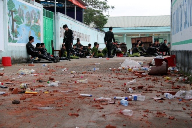 Hơn 100 học viên cai nghiện đốt trại, ném đá cảnh sát ảnh 5