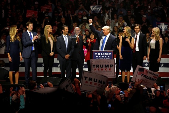 Hai thái cực Clinton và Trump trong ngày vận động cuối cùng ảnh 1