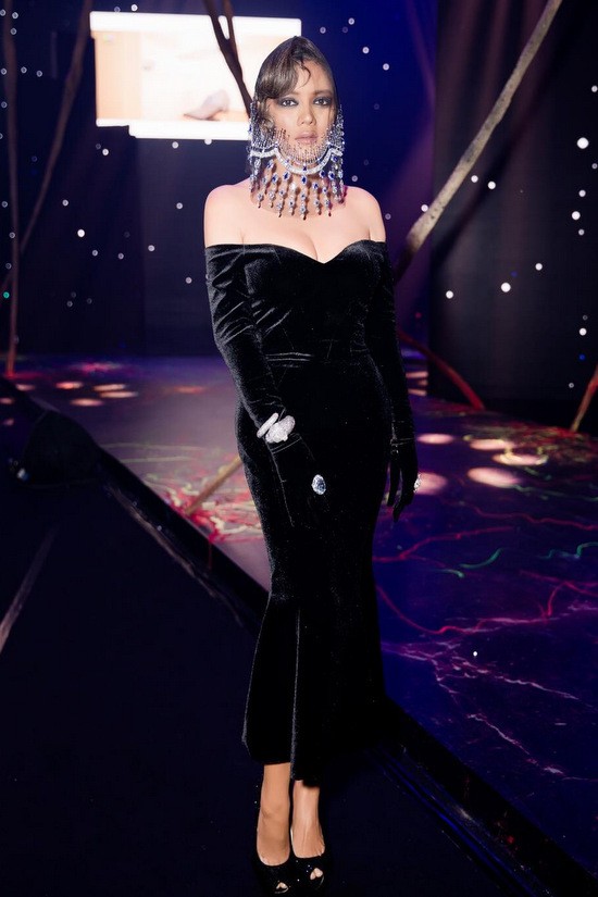 Lý Nhã Kỳ xuất hiện ma mị trong show thời trang của NTK Đỗ Long ảnh 1